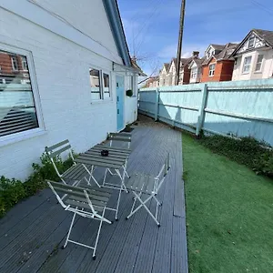 Seaside Retreat: 3br Near Beach Holiday home Bournemouth